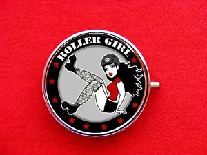 ANILLO DE PATINAJE ROLLER DERBY CHICA ANILLO DE BARATIJA ESCONDITE REDONDO COMO NUEVO METAL ESTUCHE CAJA DE PÍLDORAS - Imagen 1 de 2