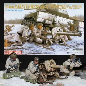 DRAGON 6097 1/35 8,8CM LANCIARAZZI 43 ""BAMBOLE"" CON 3 EQUIPAGGIO - Foto 1 di 3