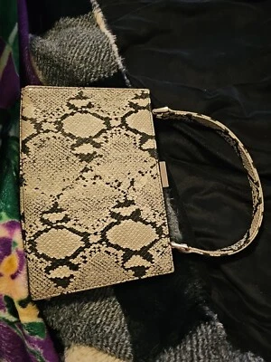 Cartera de hombro Nine West cartera sin asas imitación piel de serpiente gris 9,5"x 5,5"  Foto 1 de 4