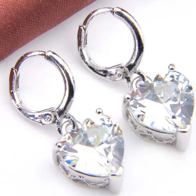 Pendientes de gancho de plata maciza con topacio de fuego blanco natural en forma de corazón Foto 1 de 4