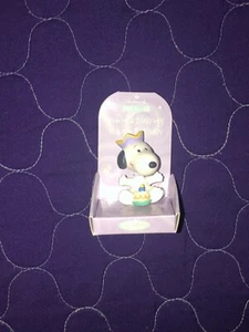Figura de resina Hallmark Studio B Little Snoopy feliz cumpleaños pastel y corona sin usar y en caja - Imagen 1 de 3