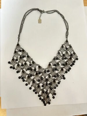 Collar de eslabones de cadena con babero vintage color gris estaño esmalte negro y cuentas negras Foto 1 de 4