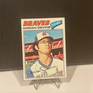⚾️ Tarjeta de béisbol 1977 Topps ADRIAN DEVINE 339 - BRAVES * ¡Bordes afilados! - Imagen 1 de 2