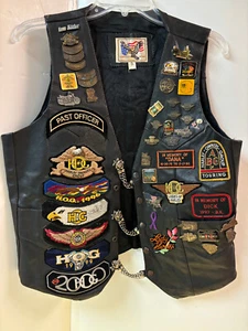 Damen kleine Harley Davidson Lederweste mit 50 Patches/Messing & Metallpins - Bild 1 von 16