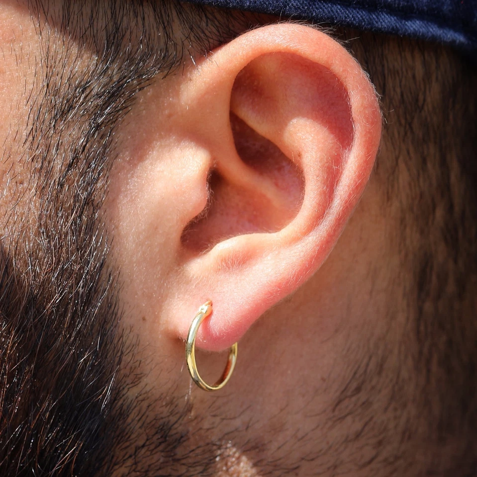 Pendientes de aro Huggie lisos de plata de ley 925 chapados en oro de alta calidad para hombre Foto 1 de 4