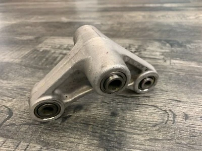 Suzuki 2005 2006 GSXR1000 OEM suspensión trasera cojín palanca brazo acoplamiento Foto 1 de 3