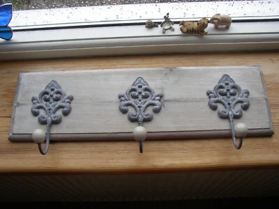 Vtg/rustic style Wall-mounted wooden board +metal/ceramic coat hooks Shabby chic - Image 1 of 4