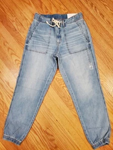 Womens NEW AE American Eagle Tomgirl Jogger Low Mid Rise Light Denim Jeans 6 R - Picture 1 of 3