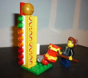LEGO City Fun Fair Girl with Hammer & Hitting Game Station Minifigure Brand New - Picture 1 of 3
