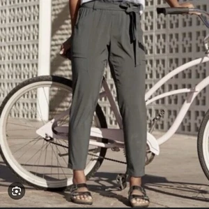 Athleta Skyline Paperbag Taille olivgrau Hose Größe 8 - Bild 1 von 7
