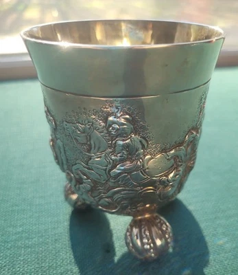 "Antigua taza alemana de plata 835 con escena de batalla Repoussé, pies figurativos, 3,5""" Foto 1 de 4