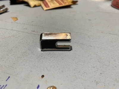 Letras de parachoques delantero de repuesto "C" Mercury Montclair 1956 fabricante de equipos originales Foto 1 de 4