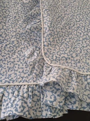 DE COLECCIÓN CROSCILL ASHLEY 2 PANELES CORTINAS CON VOLANTES BLANCO AZUL ESTAMPADO 84” X 58” Foto 1 de 4