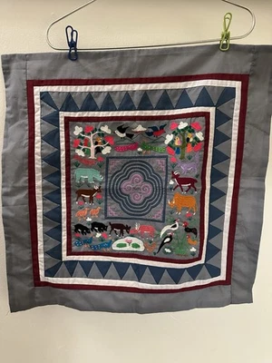 "Colcha vintage Hmong Story animales coloridos hecha a mano 20,5""x20,5""" Foto 1 de 4