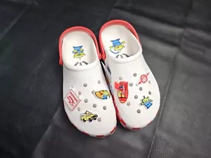 NUOVO zoccolo fuori campo Disney Toy Story Pizza Planet×Crocs taglia 13 uomo/15 donna - Foto 1 di 12