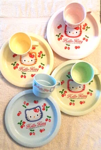 Juego de 4 platos y tazas de plástico pastel vintage de Hello Kitty Sanrio '76 '99 - Imagen 1 de 15