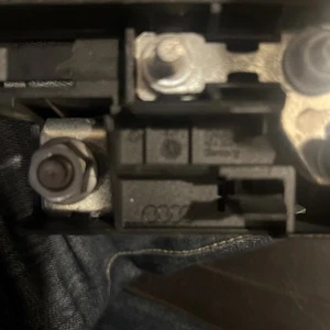 K98J4590 BATTERY TERMINAL CLAMP with BATTERY FUSE AUDI A1 A3 A4 A5 A6 Q3 Q5 - Picture 1 of 6