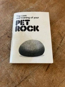 ✨ Libro folleto vintage 1975 original "Cuidado y entrenamiento de tu mascota roca" SOLO - Imagen 1 de 7