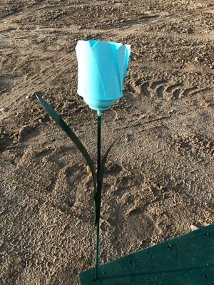 Todo reciclado metal flor azul tulipán jardín estaca patio arte césped adorno 22 alto Foto 1 de 2