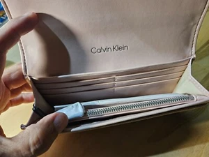Cartera plegable larga Calvin Klein Archive estilo caracola pálida #: 37300673-010 #M4-3 - Imagen 1 de 6