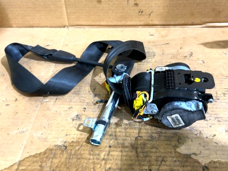 Натяжитель ремня безопасности переднего пассажира 2012-2015 Volkswagen Passat черный в сборе изготовитель оборудования - Изображение 1 из 1