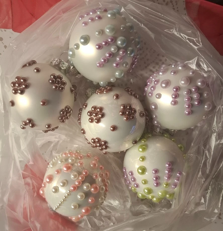 6 Stk. Glas-Weihnachtskugeln, weiß glänzend, mit Halbperlen verziert, Ø ca. 6cm - Bild 1 von 1