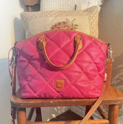 Bolso de mano acolchado Dooney And Bourke rosa picante Foto 1 de 3