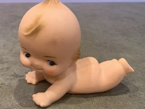 Bambola giocattolo vintage gomma morbida Kewpie strisciante Hong Kong - Foto 1 di 5