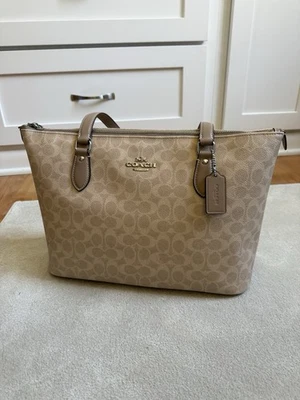 Nuevo con etiquetas Bolso de Mano Coach Gallery Signature Lona CW381/SVPWH Plateado Arena Taupe Beige Foto 1 de 4