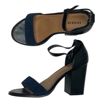 Босоножки Torrid черные и темно-синие с плетеным ремешком на блочном каблуке - Изображение 1 из 4