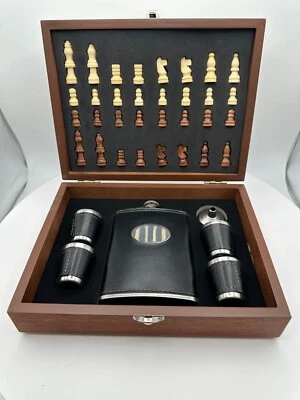 Schachspiel aus Holz mit Flachmann und 4 Schnapsbechern aus Leder - Bild 1 von 4