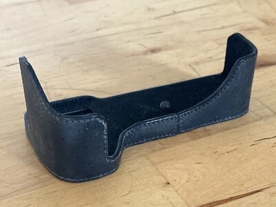 Meia capa Gariz couro preto XS-CHA7II (para A7 II, A7R II) com parafuso de montagem - Imagem 1 de 3