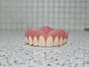 Protesi totale superiore / denti finti,dentiera. - Photo 1/10