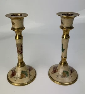 Vintage Brass Enamel Candlesticks Pair x2 Floral Holders Hand Painted - Foto 1 di 7
