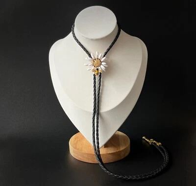 Collar de boda occidental esmaltado con esmalte por goteo blanco margarita abeja bolo para mujer Foto 1 de 4