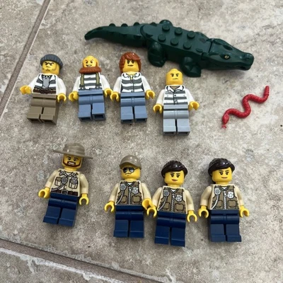 Lego Swamp Police Minifigures Crooks, Police, Alligator & Snake - Image 1 of 3
