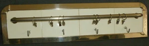ALTES WANDBOARD MIT HAKEN UND ALTEN BESTICKTEN HANDTUCH - KERAMIK, CHROM - Bild 1 von 15