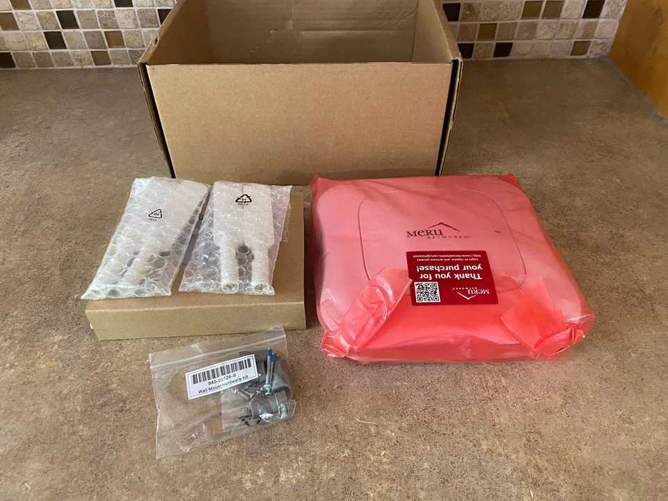 MERU NETWORKS AP822E DUAL RADIO POE WIRELESS ACCESS POINT W/ ACCESSORIES VT-29 - Image 1 of 4