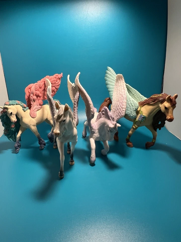 Juego de 4 estatuillas de Pegaso, 3 Schleich Bayala, 1 Greenbrier International Foto 1 de 4