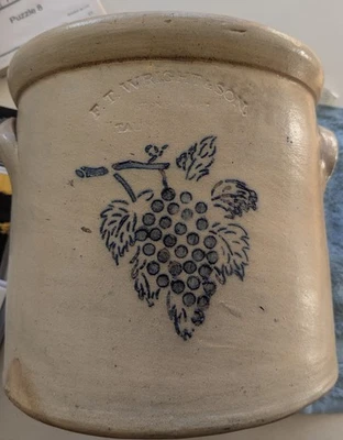 F. T. WRIGHT & SON TAUNTON MA pequeño 1 galón mangos de barro uvas incisas. Foto 1 de 4