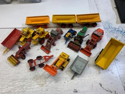 MATCHBOX KING SIZE. FATTORIA. CLAAS & MASSEY FERGUSON MIETITREBBIE .TRATTORI. RIMORCHI. - Immagine 1 di 4