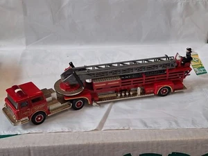 Corgi. (China) Mack Aeriel Fire Truck American la France rot - Bild 1 von 5