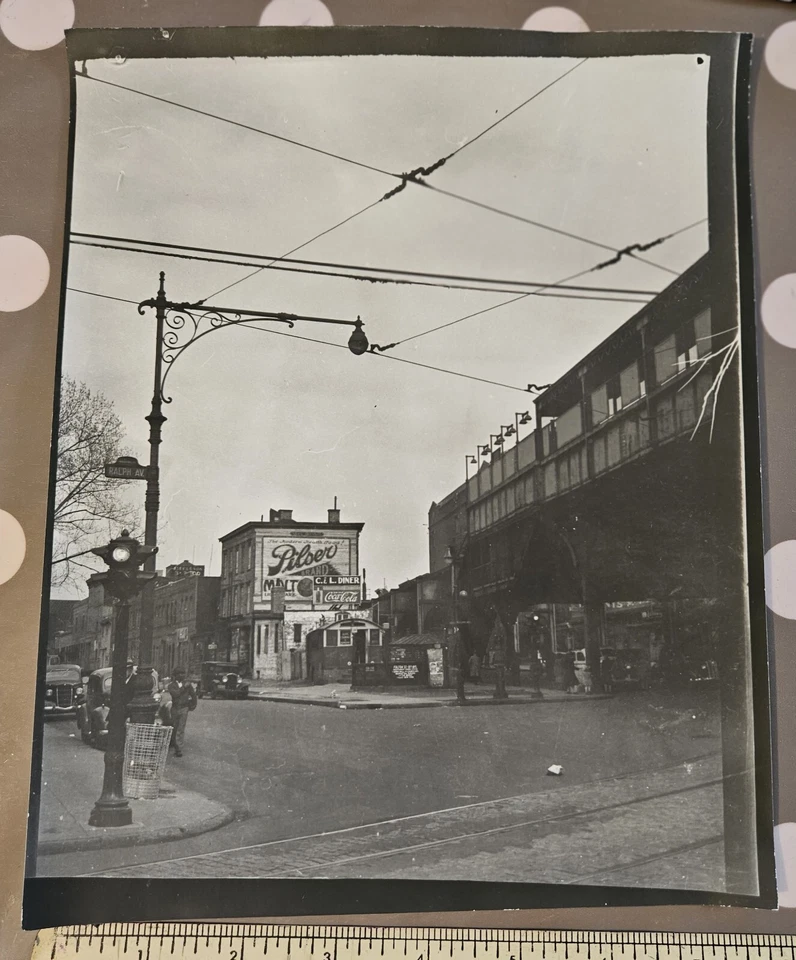 1939 NYC Ralph @ Fulton Bed-Stuy Brooklyn Nueva York por Photo League Joe Schwartz Foto 1 de 1