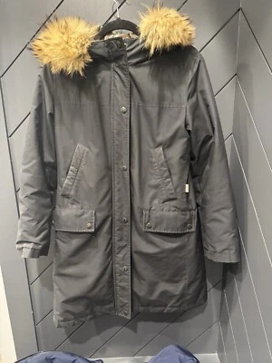 Chaqueta parka negra pequeña BURBERRY para mujer con capucha y ribete de piel desmontable Foto 1 de 4