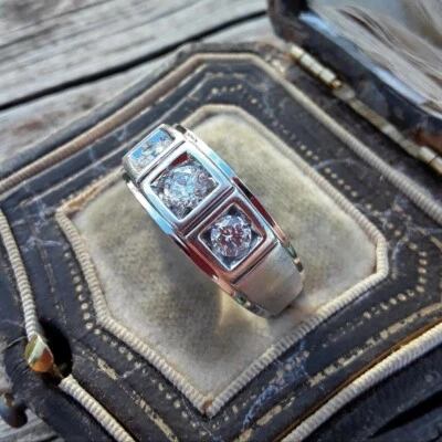 Anillo de boda de tres piedras de diamantes cultivados en laboratorio de corte redondo de 2,25 quilates de oro blanco de 10 k para hombre Foto 1 de 4