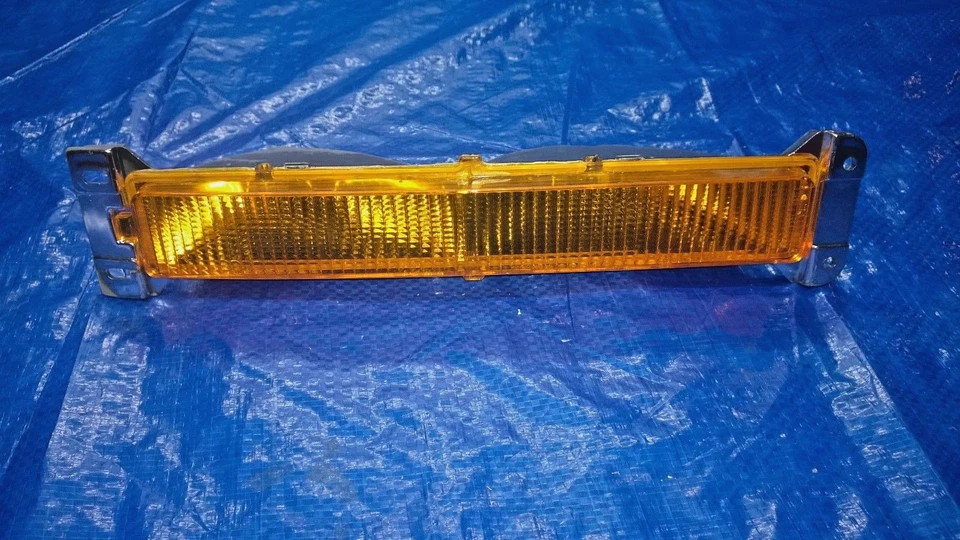 Luz de estacionamiento montada en parachoques izquierdo Buick Riviera 1986 1987 1988 señal de giro nuevo de stock Foto 1 de 4