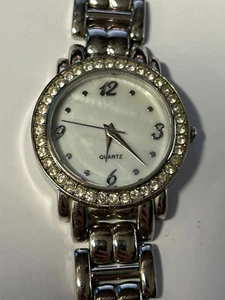 Working Ladies Silver AVON Quartz Watch GJ - Picture 1 of 9