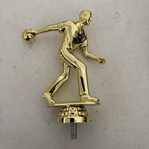 Männlicher Bowler goldfarben Kunststoff Trophäe Kuchen Topper 4 3/4" hoch - Bild 1 von 2