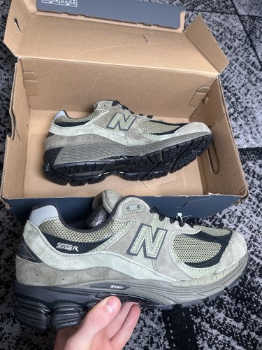 New Balance 2002R verde kaki nero nuovo con scatola Regno Unito 9 5 camoscio oliva
