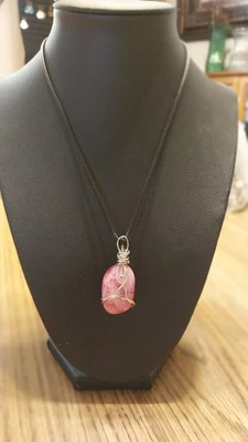 Envuelto en alambre de piedra de cuarzo rosa craquelado en una cuerda con cable de 9,5" (negro) collar Foto 1 de 4